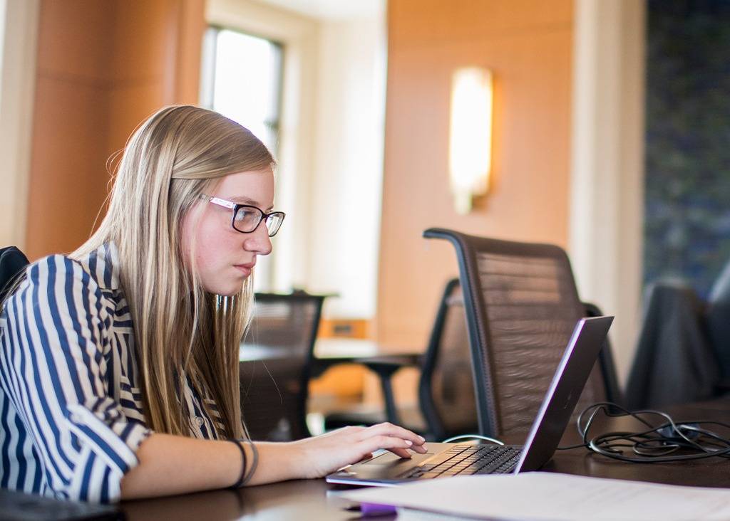 Seidman student on her laptop, focused on the Pondera&#174; Virtual Advisor during professional development.
